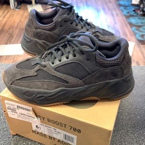 Yeezy Boost 700 Size 6.5 M 7.5 Women’s